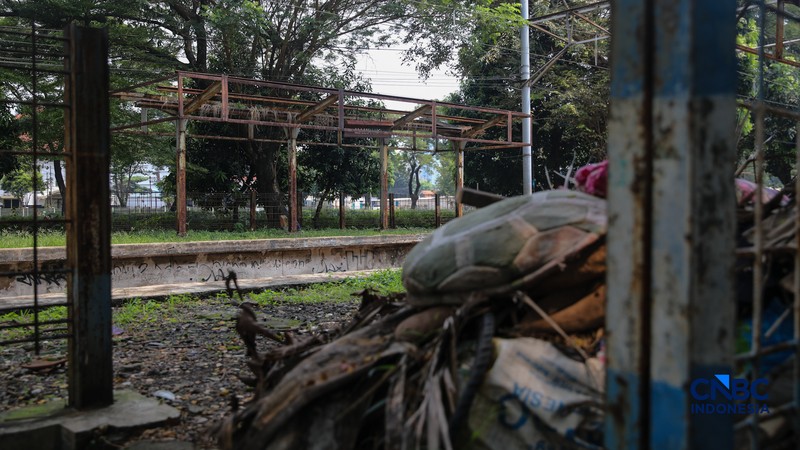 Tak Beroperasi Sejak 2007, Potret Bangunan Stasiun Mampang Terbengkalai. (CNBC Indonesia/Faisal Rahman)