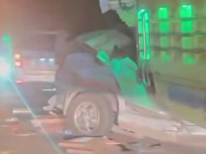 Mobil Bawa Sekeluarga Ditabrak Truk Gagal Nanjak di Enrekang, Sopir Tewas