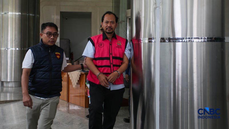 Agung Winarno (AW) berjalan menuju mobil tahanan di gedung Kejaksaan Agung, Jakarta, Kamis (16/4/2026). (CNBC Indonesia/Faisal Rahman)