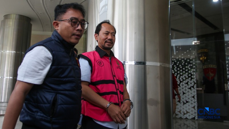 Agung Winarno (AW) berjalan menuju mobil tahanan di gedung Kejaksaan Agung, Jakarta, Kamis (16/4/2026). (CNBC Indonesia/Faisal Rahman)