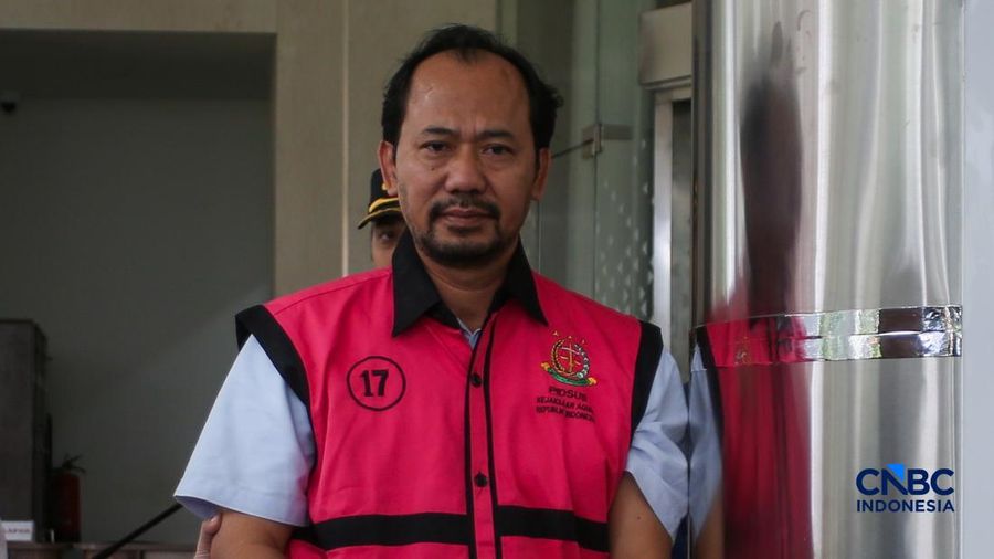 Agung Winarno (AW) berjalan menuju mobil tahanan di gedung Kejaksaan Agung, Jakarta, Kamis (16/4/2026). (CNBC Indonesia/Faisal Rahman)