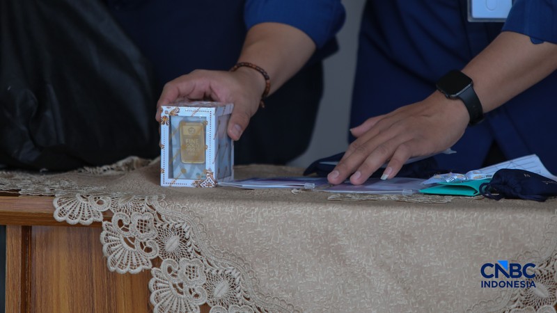 Agung Winarno (AW) berjalan menuju mobil tahanan di gedung Kejaksaan Agung, Jakarta, Kamis (16/4/2026). (CNBC Indonesia/Faisal Rahman)