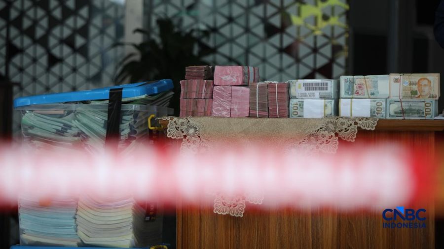 Agung Winarno (AW) berjalan menuju mobil tahanan di gedung Kejaksaan Agung, Jakarta, Kamis (16/4/2026). (CNBC Indonesia/Faisal Rahman)