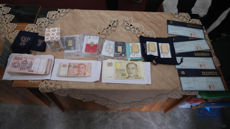 Agung Winarno (AW) berjalan menuju mobil tahanan di gedung Kejaksaan Agung, Jakarta, Kamis (16/4/2026). (CNBC Indonesia/Faisal Rahman)