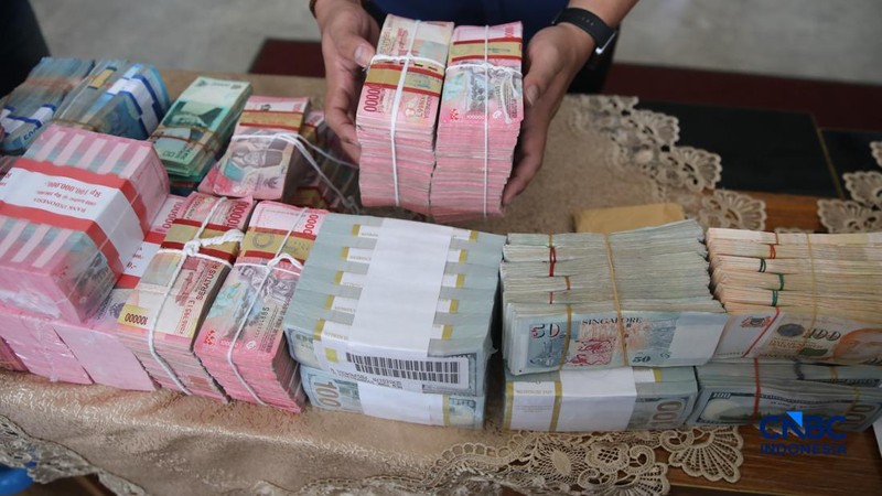 Agung Winarno (AW) berjalan menuju mobil tahanan di gedung Kejaksaan Agung, Jakarta, Kamis (16/4/2026). (CNBC Indonesia/Faisal Rahman)