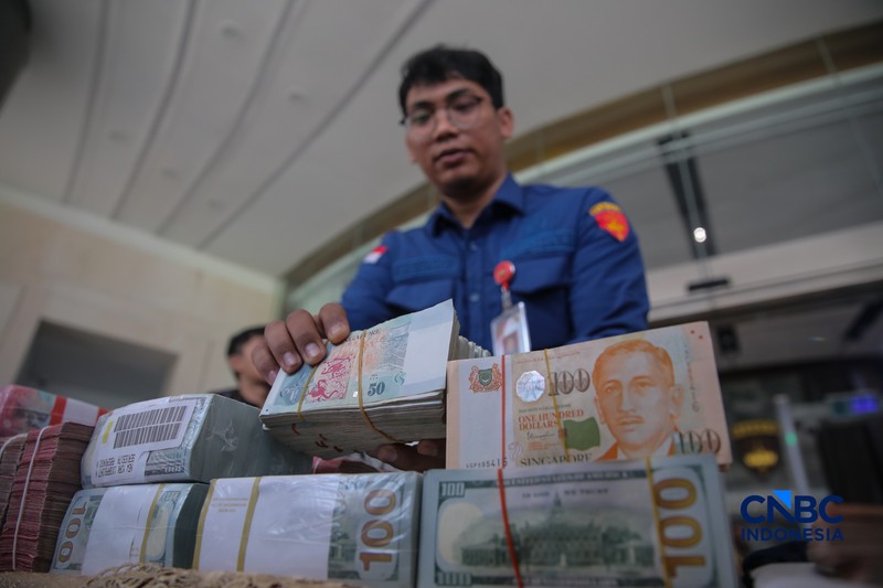 Agung Winarno (AW) berjalan menuju mobil tahanan di gedung Kejaksaan Agung, Jakarta, Kamis (16/4/2026). (CNBC Indonesia/Faisal Rahman)