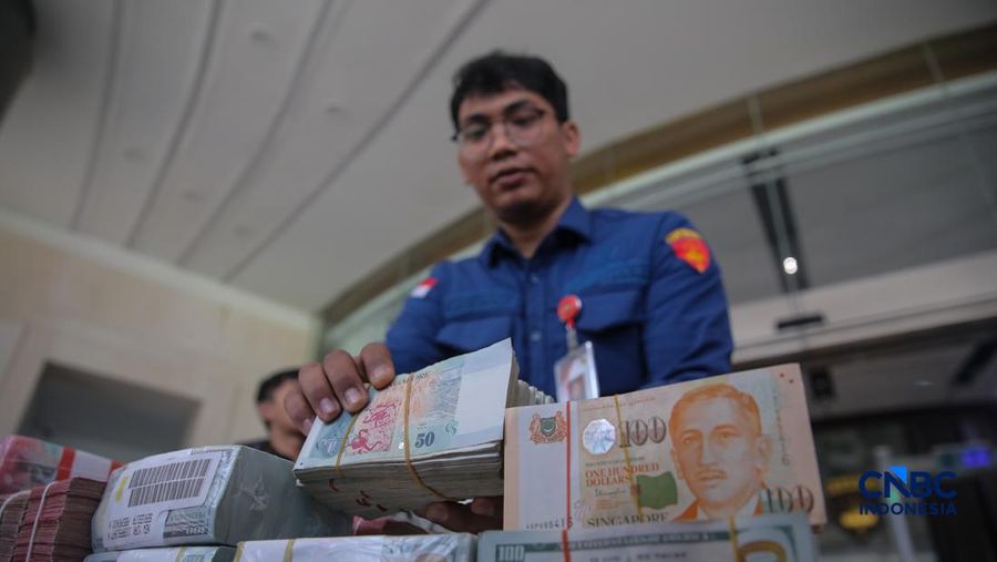 Agung Winarno (AW) berjalan menuju mobil tahanan di gedung Kejaksaan Agung, Jakarta, Kamis (16/4/2026). (CNBC Indonesia/Faisal Rahman)