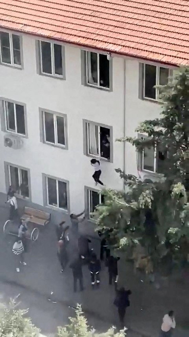 Petugas polisi berseragam dan polisi berpakaian preman mengamankan lokasi setelah penembakan sekolah yang menewaskan banyak orang, di provinsi Kahramanmaras bagian tenggara, Turki, 15 April 2026. (IHA (Ihlas News Agency) via REUTERS)