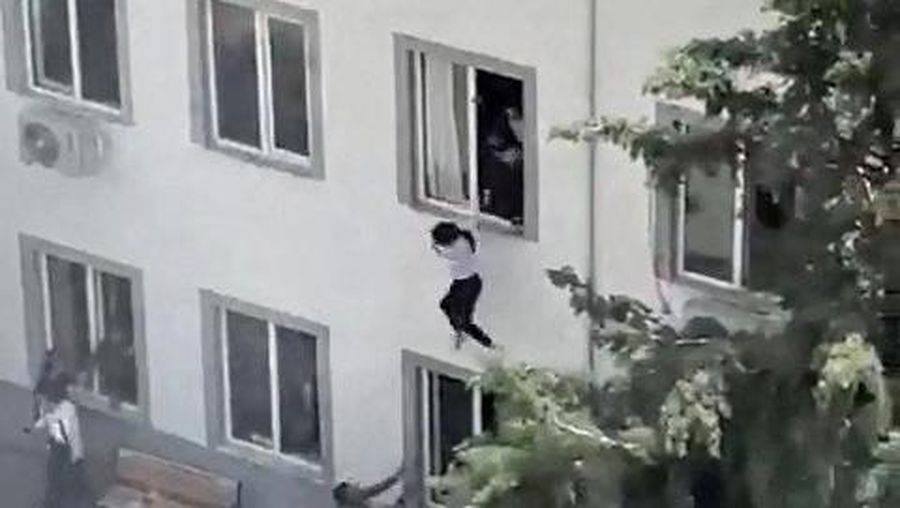 Petugas polisi berseragam dan polisi berpakaian preman mengamankan lokasi setelah penembakan sekolah yang menewaskan banyak orang, di provinsi Kahramanmaras bagian tenggara, Turki, 15 April 2026. (IHA (Ihlas News Agency) via REUTERS)