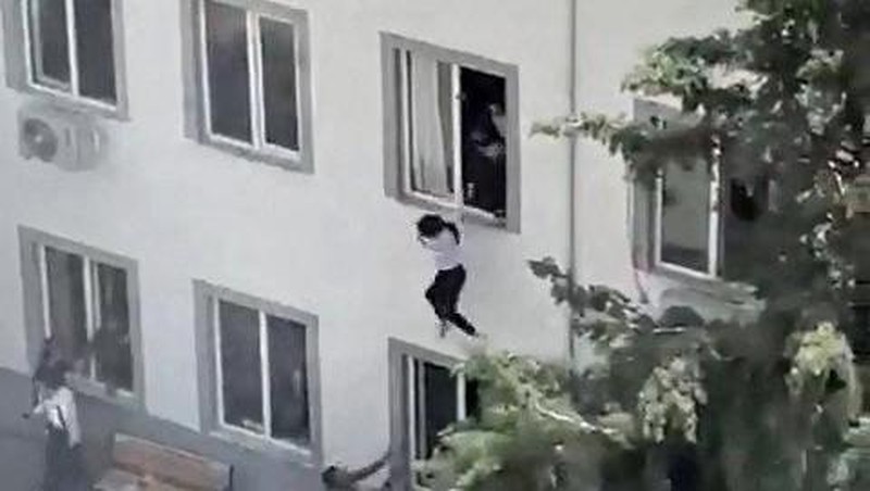 Petugas polisi berseragam dan polisi berpakaian preman mengamankan lokasi setelah penembakan sekolah yang menewaskan banyak orang, di provinsi Kahramanmaras bagian tenggara, Turki, 15 April 2026. (IHA (Ihlas News Agency) via REUTERS)