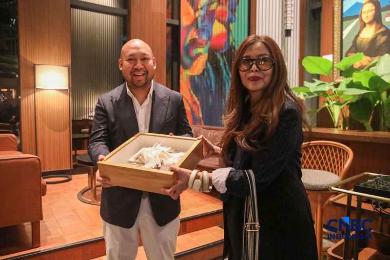 Pengunjung melihat beragam seni rupa yang ditampilkan dalam pameran Room Art Fair 2026 di 25hour Hotel Jakarta, Kamis (16/4/2026).. (CNBC Indonesia/Faisal Rahman)