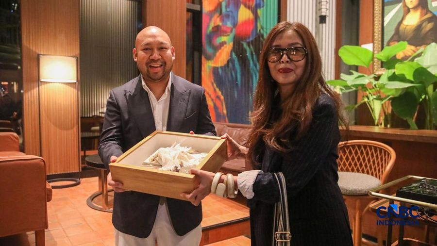 Pengunjung melihat beragam seni rupa yang ditampilkan dalam pameran Room Art Fair 2026 di 25hour Hotel Jakarta, Kamis (16/4/2026).. (CNBC Indonesia/Faisal Rahman)