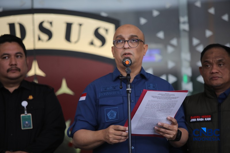 Agung Winarno (AW) berjalan menuju mobil tahanan di gedung Kejaksaan Agung, Jakarta, Kamis (16/4/2026). (CNBC Indonesia/Faisal Rahman)