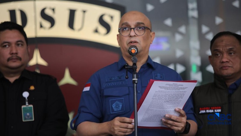 Agung Winarno (AW) berjalan menuju mobil tahanan di gedung Kejaksaan Agung, Jakarta, Kamis (16/4/2026). (CNBC Indonesia/Faisal Rahman)