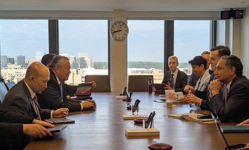 Gubernur Bank Indonesia Perry Warjiyo dalam pertemuan lanjutan dengan investor global, serta pertemuan dengan US-ASEAN Business Council dan International Monetary Fund dalam rangkaian IMF-World Bank Spring Meetings 2026 di Washington, D.C., AS. (15/4/2026). (Dok BI)