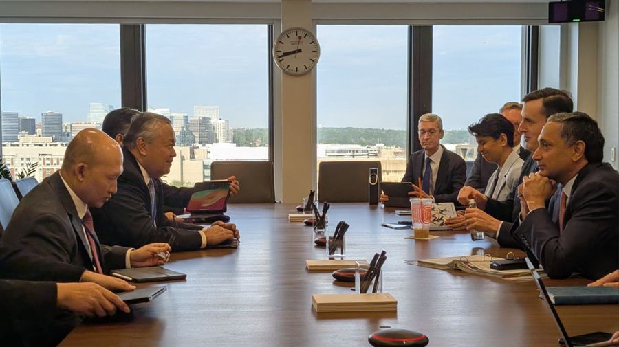 Gubernur Bank Indonesia Perry Warjiyo dalam pertemuan lanjutan dengan investor global, serta pertemuan dengan US-ASEAN Business Council dan International Monetary Fund dalam rangkaian IMF-World Bank Spring Meetings 2026 di Washington, D.C., AS. (15/4/2026). (Dok BI)
