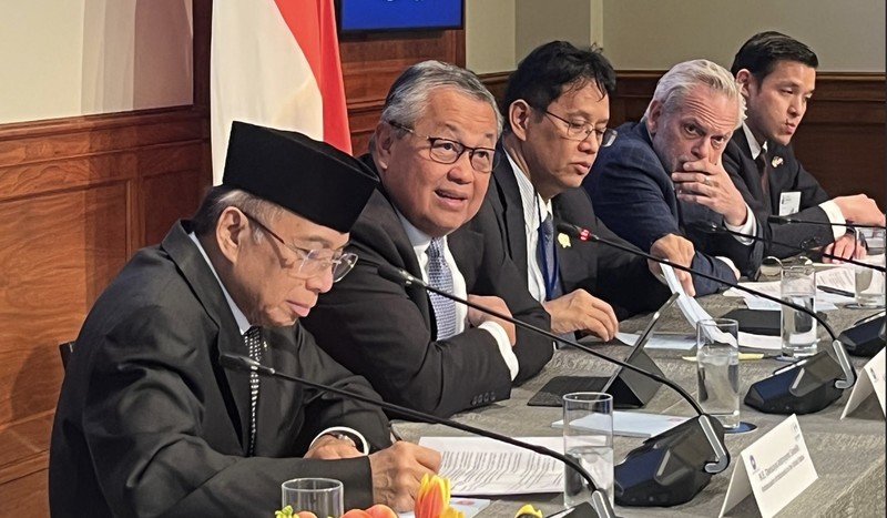 Gubernur Bank Indonesia Perry Warjiyo dalam pertemuan lanjutan dengan investor global, serta pertemuan dengan US-ASEAN Business Council dan International Monetary Fund dalam rangkaian IMF-World Bank Spring Meetings 2026 di Washington, D.C., AS. (15/4/2026). (Dok BI)