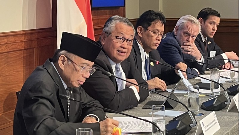 Gubernur Bank Indonesia Perry Warjiyo dalam pertemuan lanjutan dengan investor global, serta pertemuan dengan US-ASEAN Business Council dan International Monetary Fund dalam rangkaian IMF-World Bank Spring Meetings 2026 di Washington, D.C., AS. (15/4/2026). (Dok BI)