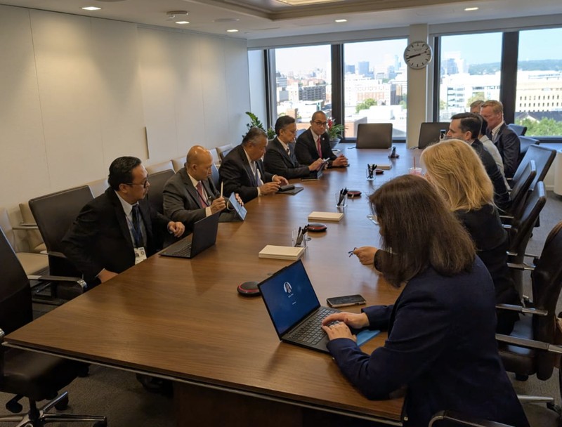 Gubernur Bank Indonesia Perry Warjiyo dalam pertemuan lanjutan dengan investor global, serta pertemuan dengan US-ASEAN Business Council dan International Monetary Fund dalam rangkaian IMF-World Bank Spring Meetings 2026 di Washington, D.C., AS. (15/4/2026). (Dok BI)