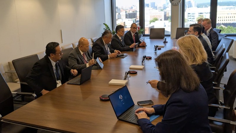 Gubernur Bank Indonesia Perry Warjiyo dalam pertemuan lanjutan dengan investor global, serta pertemuan dengan US-ASEAN Business Council dan International Monetary Fund dalam rangkaian IMF-World Bank Spring Meetings 2026 di Washington, D.C., AS. (15/4/2026). (Dok BI)