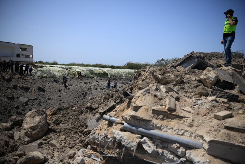 Smoke rises following an Israeli strike in Nabatieh, Lebanon, April 16, 2026.  REUTERS/Stringer