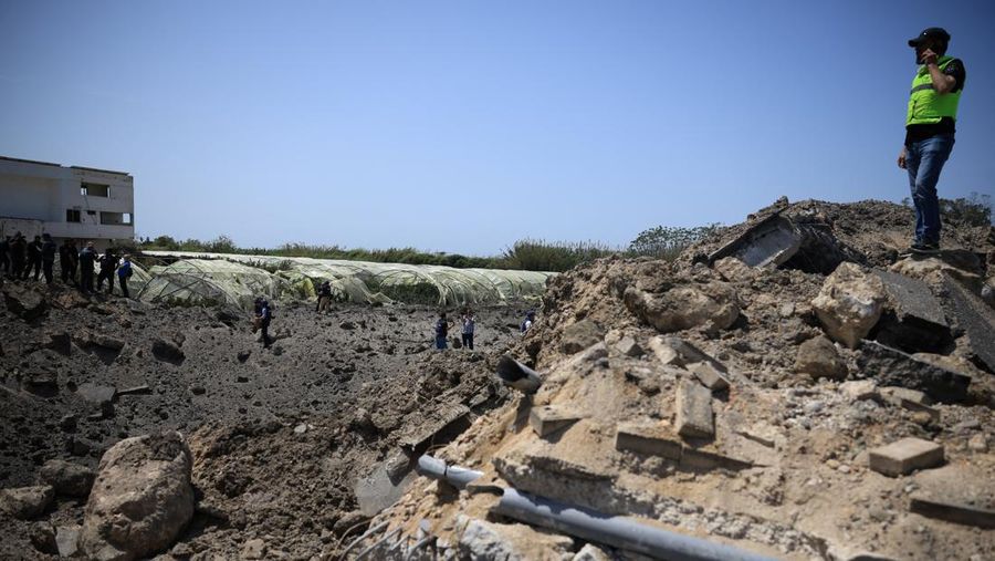 Smoke rises following an Israeli strike in Nabatieh, Lebanon, April 16, 2026.  REUTERS/Stringer