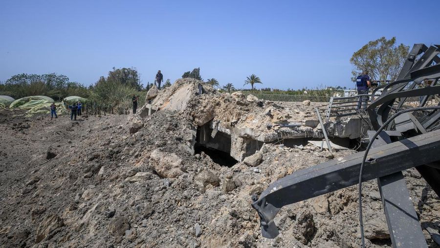 Smoke rises following an Israeli strike in Nabatieh, Lebanon, April 16, 2026.  REUTERS/Stringer