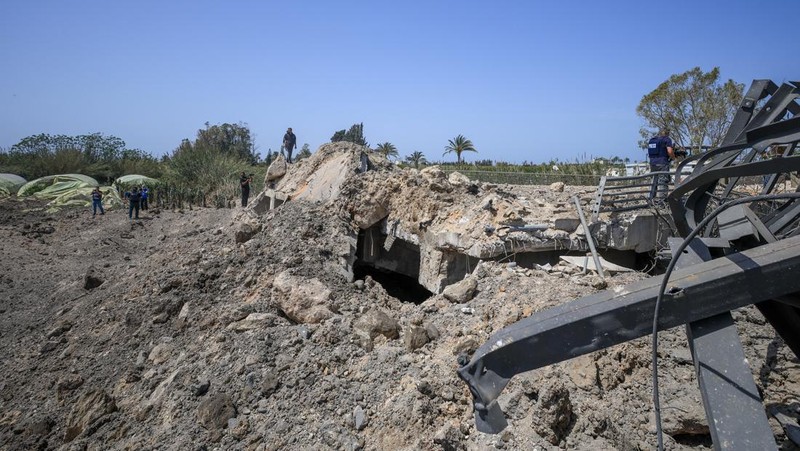 Smoke rises following an Israeli strike in Nabatieh, Lebanon, April 16, 2026.  REUTERS/Stringer