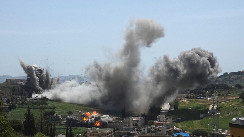 Smoke rises following an Israeli strike in Nabatieh, Lebanon, April 16, 2026.  REUTERS/Stringer