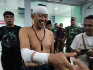 Video Kades di Lumajang Dikeroyok-Dibacok OTK, Polisi Buru Pelaku
