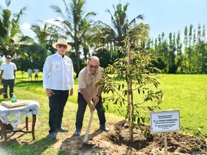 Momen Ketua HKTI Jatim dan Kepala BGN Tanam Durian Black Thorn