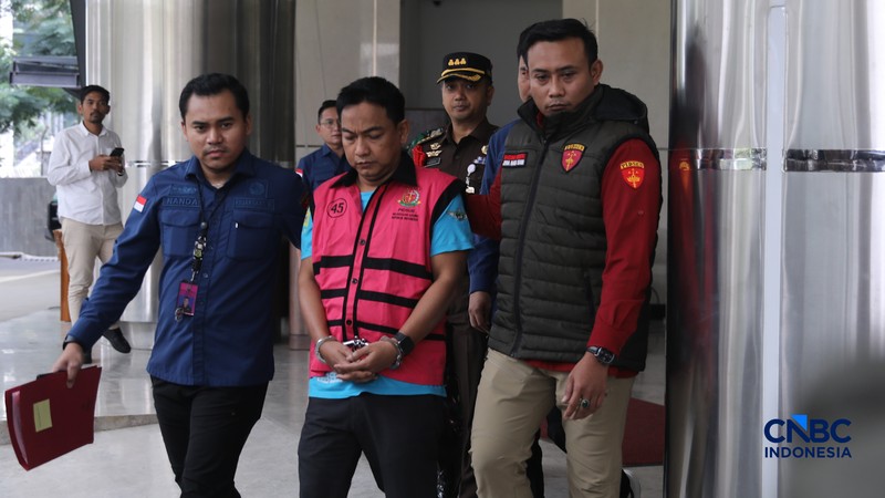 Ketua Ombudsman RI, Hery Susanto berjalan menuju mobil tahanan di gedung Kejaksaan Agung, Jakarta, Kamis (16/4/2026). (CNBC Indonesia/Faisal Rahman)