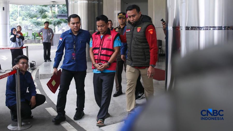 Ketua Ombudsman RI, Hery Susanto berjalan menuju mobil tahanan di gedung Kejaksaan Agung, Jakarta, Kamis (16/4/2026). (CNBC Indonesia/Faisal Rahman)