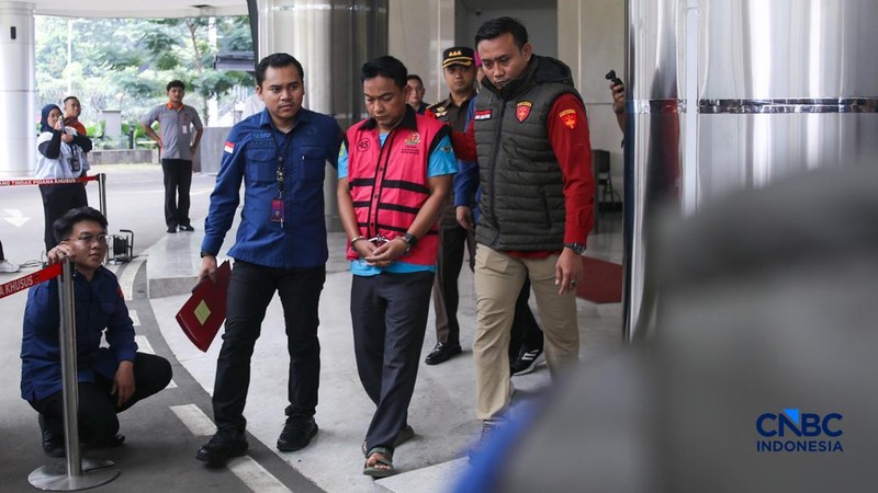 Ketua Ombudsman RI, Hery Susanto berjalan menuju mobil tahanan di gedung Kejaksaan Agung, Jakarta, Kamis (16/4/2026). (CNBC Indonesia/Faisal Rahman)