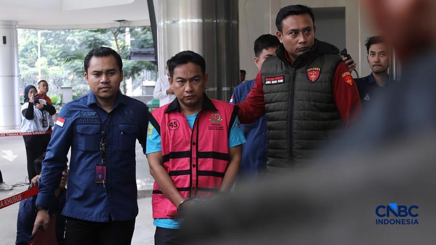 Ketua Ombudsman RI, Hery Susanto berjalan menuju mobil tahanan di gedung Kejaksaan Agung, Jakarta, Kamis (16/4/2026). (CNBC Indonesia/Faisal Rahman)