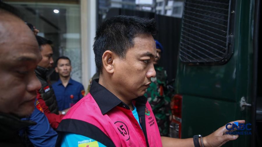 Ketua Ombudsman RI, Hery Susanto berjalan menuju mobil tahanan di gedung Kejaksaan Agung, Jakarta, Kamis (16/4/2026). (CNBC Indonesia/Faisal Rahman)