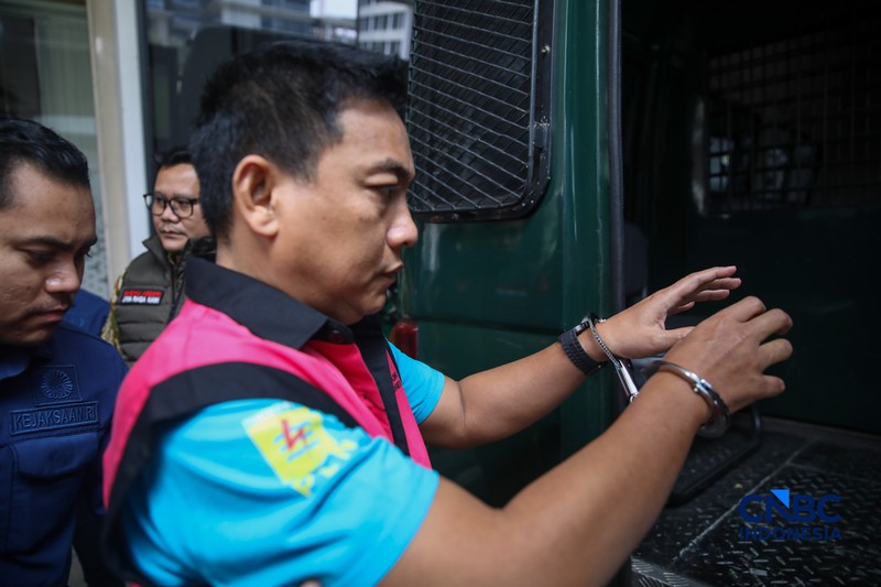 Ketua Ombudsman RI, Hery Susanto berjalan menuju mobil tahanan di gedung Kejaksaan Agung, Jakarta, Kamis (16/4/2026). (CNBC Indonesia/Faisal Rahman)