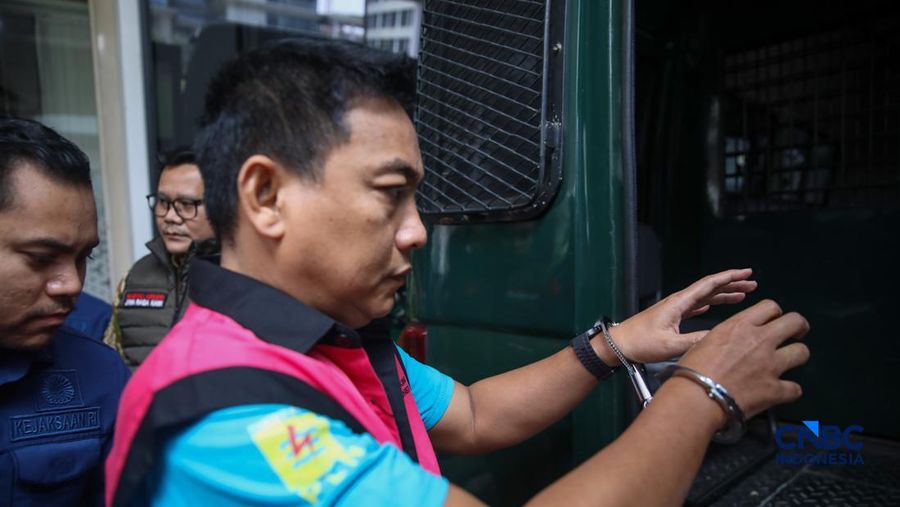 Ketua Ombudsman RI, Hery Susanto berjalan menuju mobil tahanan di gedung Kejaksaan Agung, Jakarta, Kamis (16/4/2026). (CNBC Indonesia/Faisal Rahman)