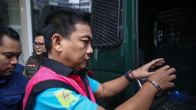 Ketua Ombudsman RI, Hery Susanto berjalan menuju mobil tahanan di gedung Kejaksaan Agung, Jakarta, Kamis (16/4/2026). (CNBC Indonesia/Faisal Rahman)