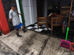 Warga Grogol Sukoharjo Sambat Susah Bersihkan Oli yang Terbawa Banjir