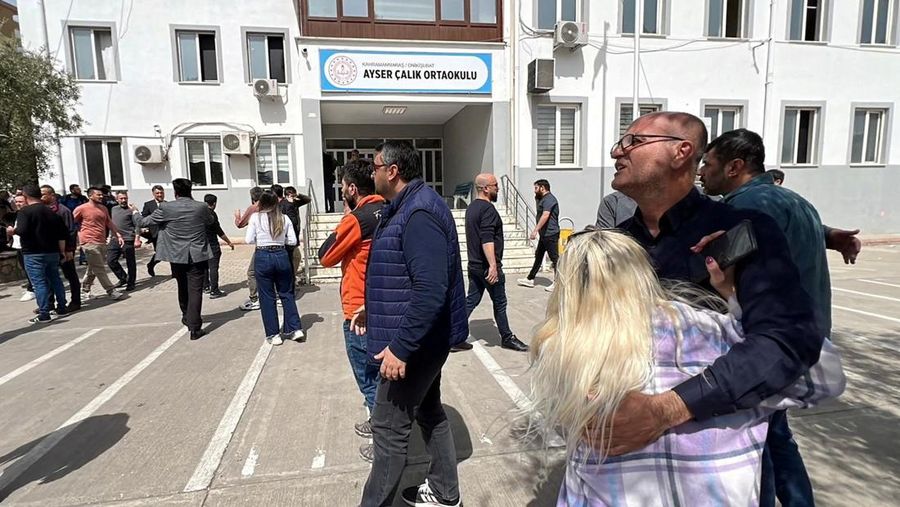 Petugas polisi berseragam dan polisi berpakaian preman mengamankan lokasi setelah penembakan sekolah yang menewaskan banyak orang, di provinsi Kahramanmaras bagian tenggara, Turki, 15 April 2026. (IHA (Ihlas News Agency) via REUTERS)