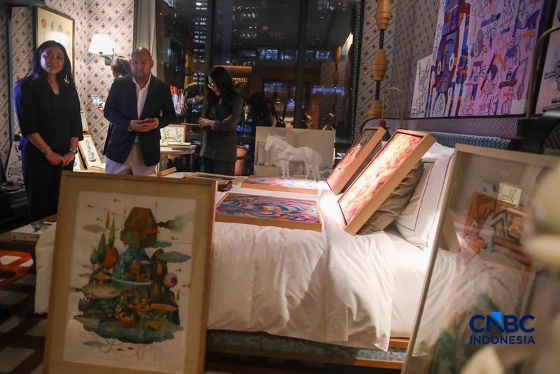 Pengunjung melihat beragam seni rupa yang ditampilkan dalam pameran Room Art Fair 2026 di 25hour Hotel Jakarta, Kamis (16/4/2026).. (CNBC Indonesia/Faisal Rahman)