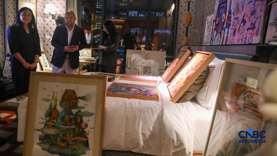 Pengunjung melihat beragam seni rupa yang ditampilkan dalam pameran Room Art Fair 2026 di 25hour Hotel Jakarta, Kamis (16/4/2026).. (CNBC Indonesia/Faisal Rahman)