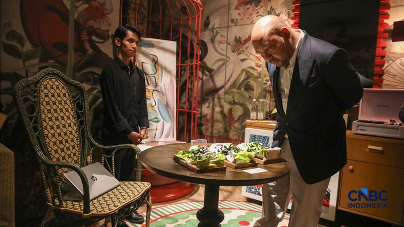 Pengunjung melihat beragam seni rupa yang ditampilkan dalam pameran Room Art Fair 2026 di 25hour Hotel Jakarta, Kamis (16/4/2026).. (CNBC Indonesia/Faisal Rahman)