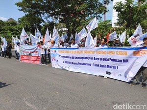 Buruh Demo di Depan DPRD Jateng Tuntut Pengesahan UU Ketenagakerjaan