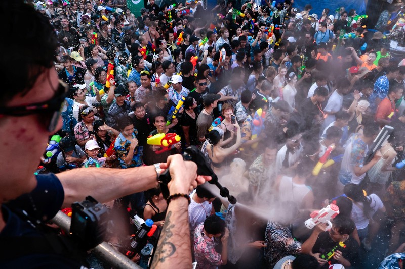 Sebuah video viral saat sejumlah turis menembakan air terhadap seorang sopir saat Songkran, sedikitnya 7 orang diamankan. (Tangkapan Layar Tiktok/Little patong via Detikcom)