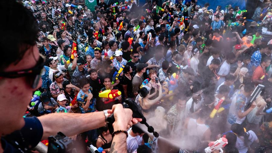 Sebuah video viral saat sejumlah turis menembakan air terhadap seorang sopir saat Songkran, sedikitnya 7 orang diamankan. (Tangkapan Layar Tiktok/Little patong via Detikcom)