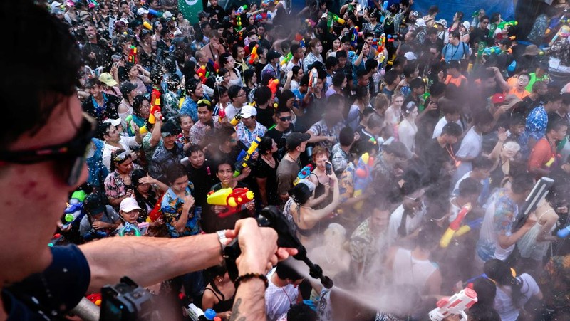 Sebuah video viral saat sejumlah turis menembakan air terhadap seorang sopir saat Songkran, sedikitnya 7 orang diamankan. (Tangkapan Layar Tiktok/Little patong via Detikcom)