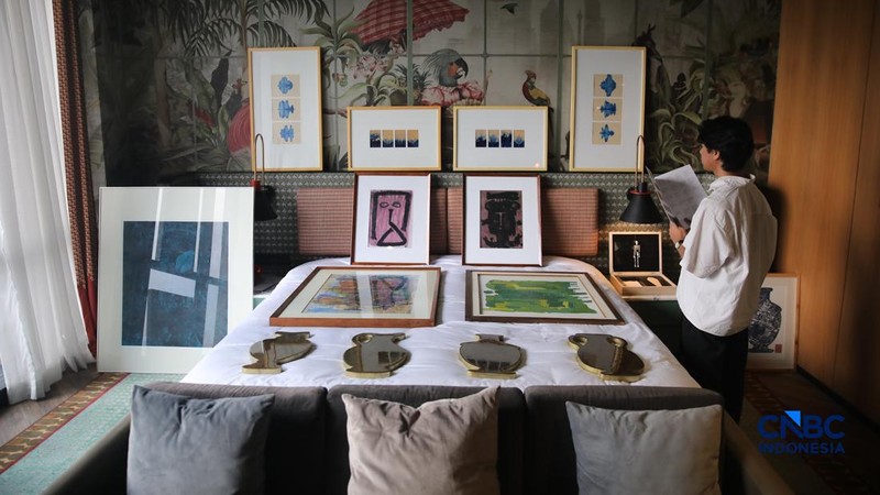 Pengunjung melihat beragam seni rupa yang ditampilkan dalam pameran Room Art Fair 2026 di 25hour Hotel Jakarta, Kamis (16/4/2026).. (CNBC Indonesia/Faisal Rahman)