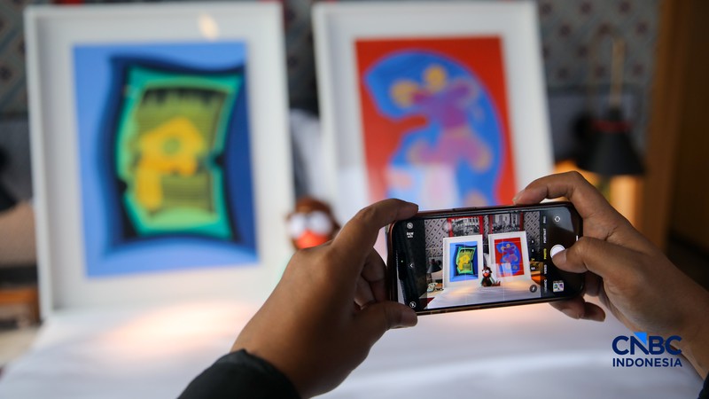 Pengunjung melihat beragam seni rupa yang ditampilkan dalam pameran Room Art Fair 2026 di 25hour Hotel Jakarta, Kamis (16/4/2026).. (CNBC Indonesia/Faisal Rahman)